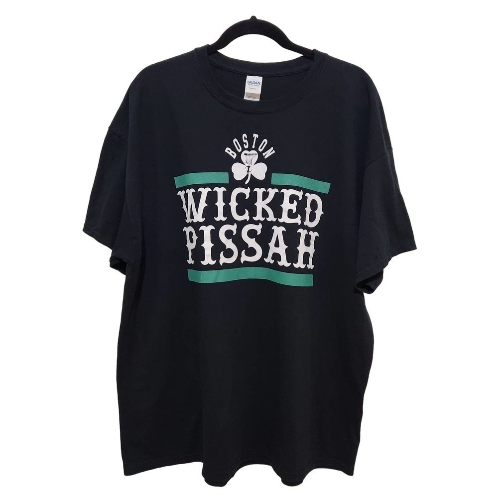 Gildan Boston Wicked Pissah Graphic TeeBlackNewengland BasketballShamrock‎